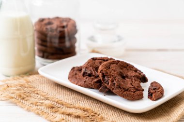 ahşap zemin üzerine çikolata parçaları ile çikolata kurabiye