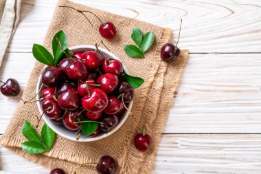 Ahşap arka planda taze kirazlar