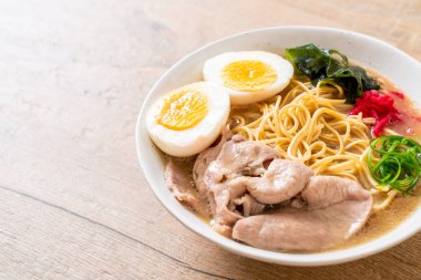 domuz eti ve yumurta - Japon tarzı ile TONKOTSU ramen erişte
