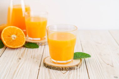 Ahşap arka plan - sağlıklı içecek üzerinde taze portakal suyu