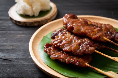 Beyaz pilavlı ızgara süt domuzu. Tayland sokak yemeği tarzı.