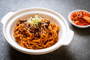 Kore sıcak ve baharatlı anlık noodle kimchi - Kore yemeği tarzı ile