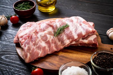 Taze Çiğ domuz kaburga malzemelerle