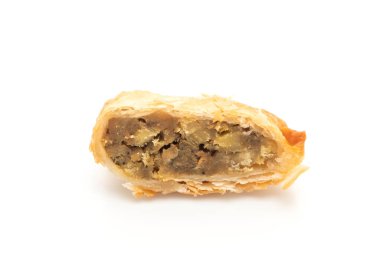 tavuk köri puf böreği beyaz arka plan üzerinde izole