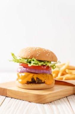 taze lezzetli biftek burger peynir ve patates kızartması ahşap arka plan üzerinde