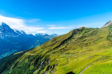 Güzel Alps dağ Grindelwald, İsviçre mavi gökyüzü ile