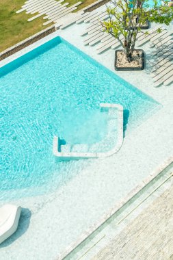 Havadan görünümü güzel lüks otel yüzme havuzu çare ile bir yürüyüş yolu