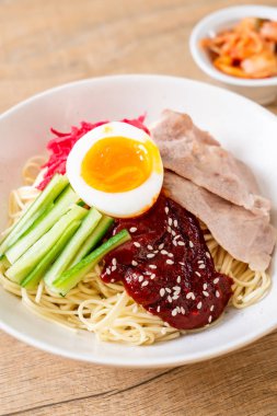 Bibim naengmyeon - Kore soğuk noodles ramen