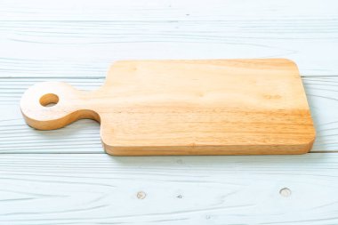 ahşap arka plan üzerinde mutfak bezle ahşap tahta boş kesme