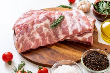 Taze Çiğ domuz kaburga malzemelerle