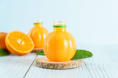 Ahşap arka plan - sağlıklı içecek üzerinde taze portakal suyu