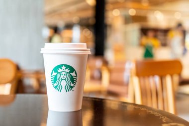 Bangkok, Tayland - 29 Haziran 2018: Starbucks sıcak içecek kahve sahibi Starbuck kafede masada ile.