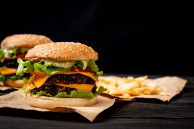 Ev yapımı ve taze lezzetli burger peynirli