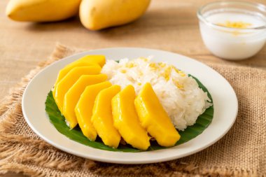 Yapışkan pirinçli mango - Tayland 'ın popüler geleneksel tatlısı