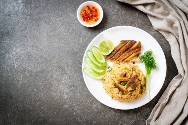 gevrek gurami balığı - Asya gıda tarzı ile kızarmış pilav