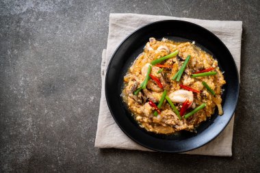 Karıştırılmış kalamar ya da tuzlu yumurtalı ahtapot - Asya deniz ürünleri tarzı
