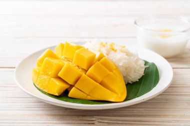 Yapışkan pirinçli mango - Tayland 'ın popüler geleneksel tatlısı