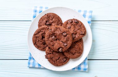 Çikolata parçalı siyah çikolatalı kurabiye.