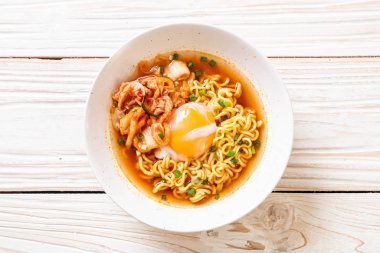 Kimchi ve yumurta - Korece ramen tarzı ile Kore anlık erişte