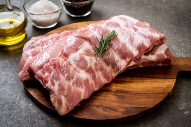 Taze Çiğ domuz kaburga malzemelerle