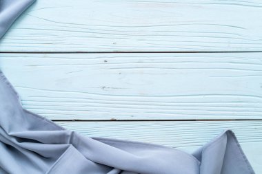 mutfak bezi (peçete) kopya alanı mavi ahşap zemin üzerine