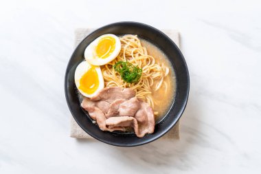 domuz eti ve yumurta - Japon tarzı ile TONKOTSU ramen erişte
