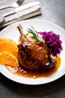 Portakal soslu biftek kızarmış ördek bacak