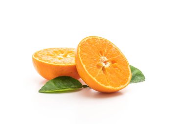 Beyaz arkaplanda taze portakal meyveleri izole edilmiş