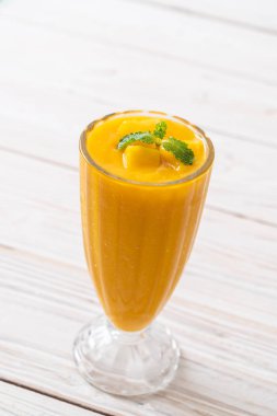 taze mango smoothies - sağlıklı yiyecek ve içecek konsepti