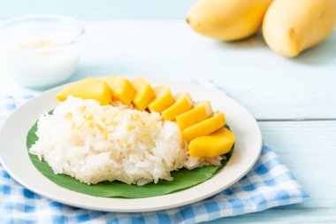 Yapışkan pirinçli mango - Tayland 'ın popüler geleneksel tatlısı