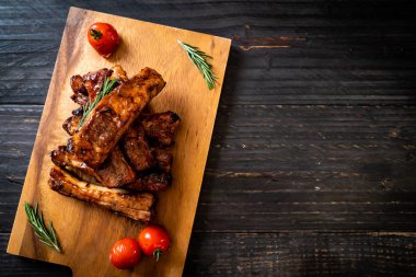 Biberiye ve domatesli ızgara pirzola.