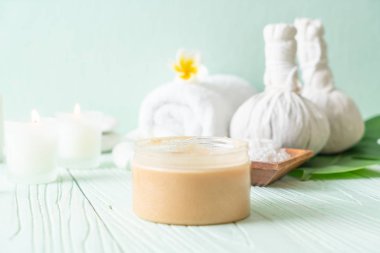 Ahşap zemin üzerine kurulmuş kaplıca tedavileri - Güzellik konsepti