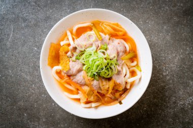 Udon ramen noodle ile domuz eti ve kimchi - Kore ve Japon gıda tarzı