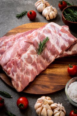 Taze Çiğ domuz kaburga malzemelerle