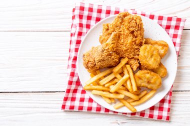 Kızarmış tavuk, patates kızartması ve nugget yemeği. Abur cubur ve sağlıksız yemek.