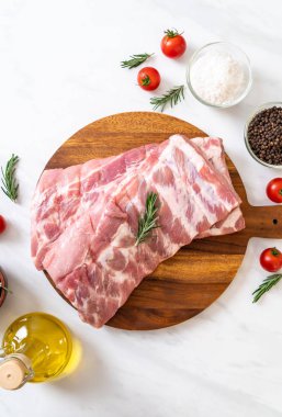 Taze Çiğ domuz kaburga malzemelerle