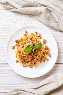 kıyılmış domuz eti ve fesleğen ile tavada kızartılmış acılı spagetti