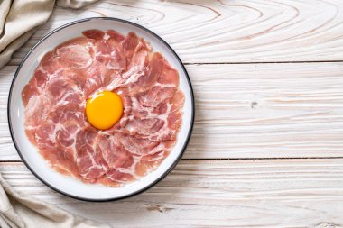 taze dilimlenmiş domuz ham yumurta pişirme veya shabu shabu ve sukiyaki yapma ile