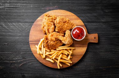 Kızarmış tavuk, patates kızartması ve nugget yemeği. Abur cubur ve sağlıksız yemek.