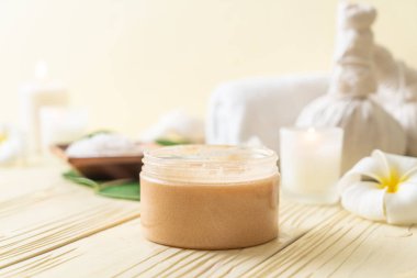 Ahşap zemin üzerine kurulmuş kaplıca tedavileri - Güzellik konsepti