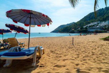 Güzel şemsiye ve plaj - tatil tatil kavramı üzerinde sandalye