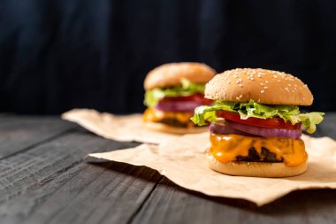 taze lezzetli biftek burger peynir ve patates kızartması ahşap arka plan üzerinde