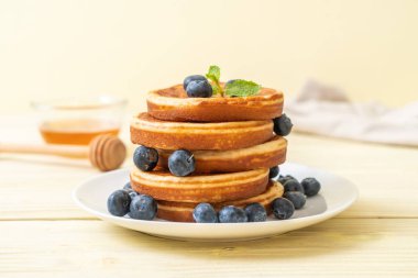 Taze yaban mersinli gözleme.