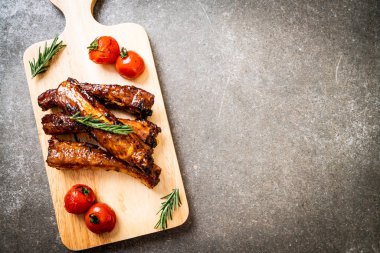 Biberiye ve domatesli ızgara pirzola.