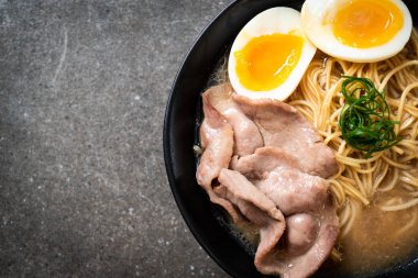 domuz eti ve yumurta - Japon tarzı ile TONKOTSU ramen erişte
