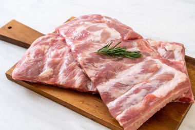 Taze Çiğ domuz kaburga malzemelerle