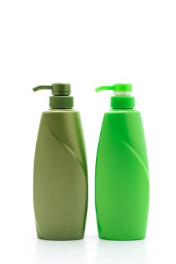 Beyaz arka plan üzerinde izole şampuan veya saç kremi şişe