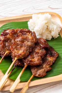 Beyaz pilavlı ızgara süt domuzu. Tayland sokak yemeği tarzı.