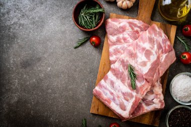 Taze Çiğ domuz kaburga malzemelerle