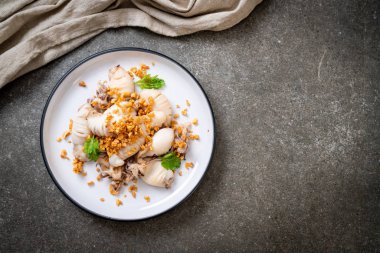 Kızarmış kalamar ya da tabakta sarımsak olan ahtapot.